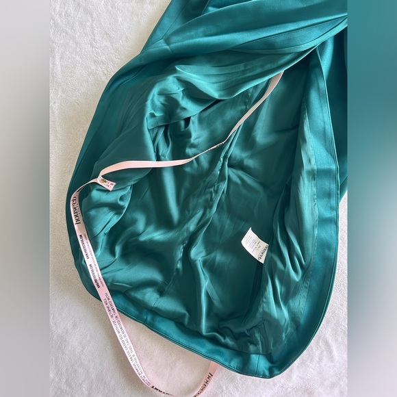 NWT House of Cb LORETTA
EMERALD GREEN SATIN OFF SHOULDER DRESS - Picture 6 of 11